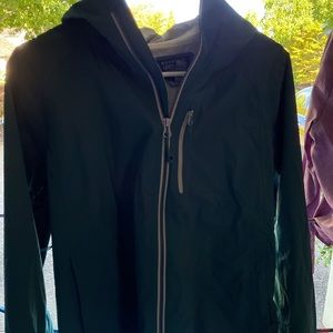 Green mountain hardwear hooded rain jacket